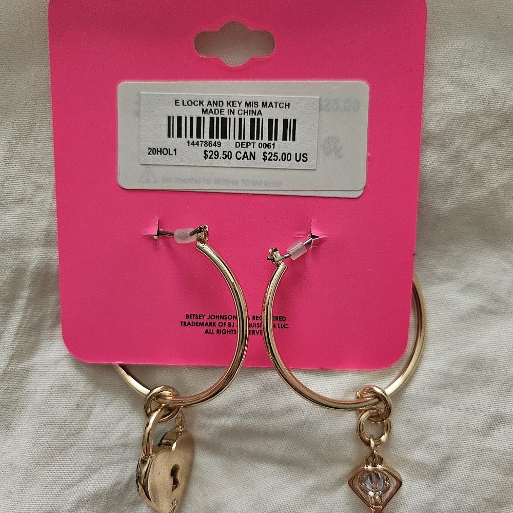 TORRID Betsey Johnson mismatched lock and key earrings NWT - Picture 5 of 5
